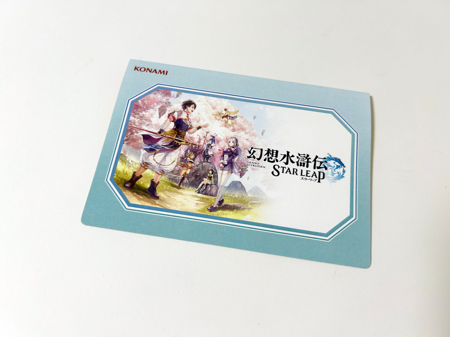 グリーティングカードも同梱。表面にはキービジュアル、裏面にはドット絵で登場キャラクターたちが描かれ、開くと制作スタッフ陣からのメッセージが書かれている