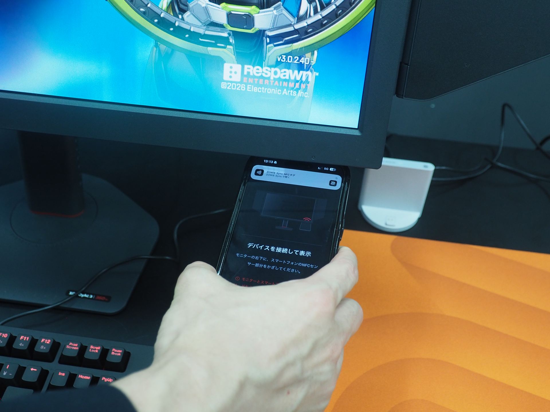 ZOWIE Syncのデモコーナー。このようにNFCセンサーにスマートフォンを近づけ、画面をタップするだけで、モニターとスマートフォンが接続される