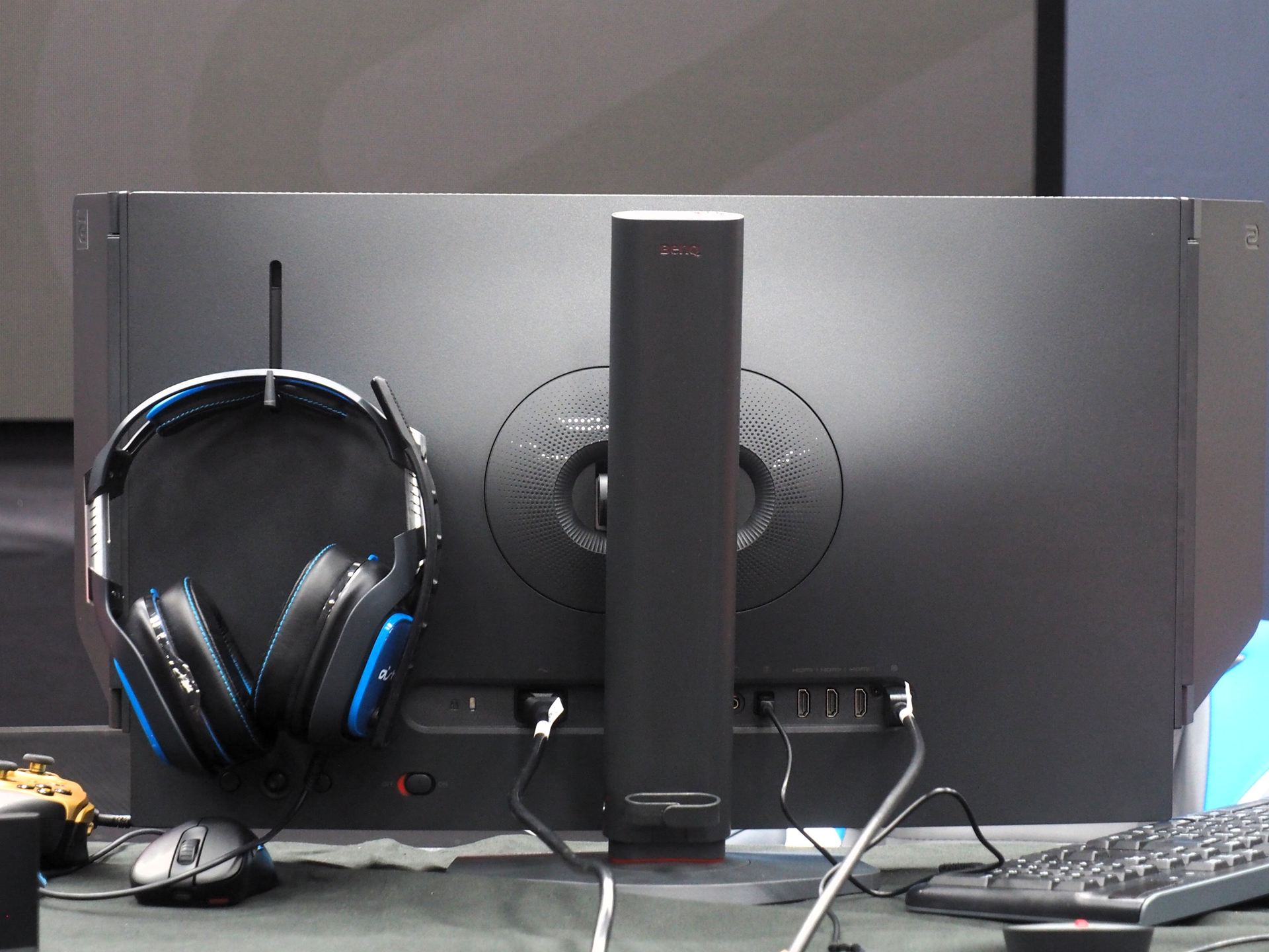 「XQ2566X」の背面。ヘッドセットをかけることができる。入力端子はHDMI 2.1×3、DisplayPort 1.4×1