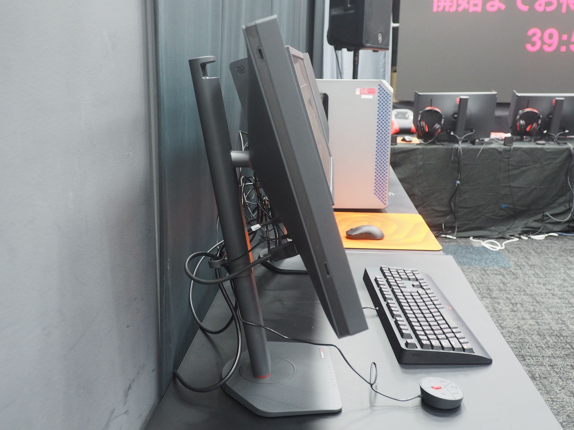 「XQ2566X」の側面。直下型バックライトであるため、他の製品よりパネル部分の厚みが増している