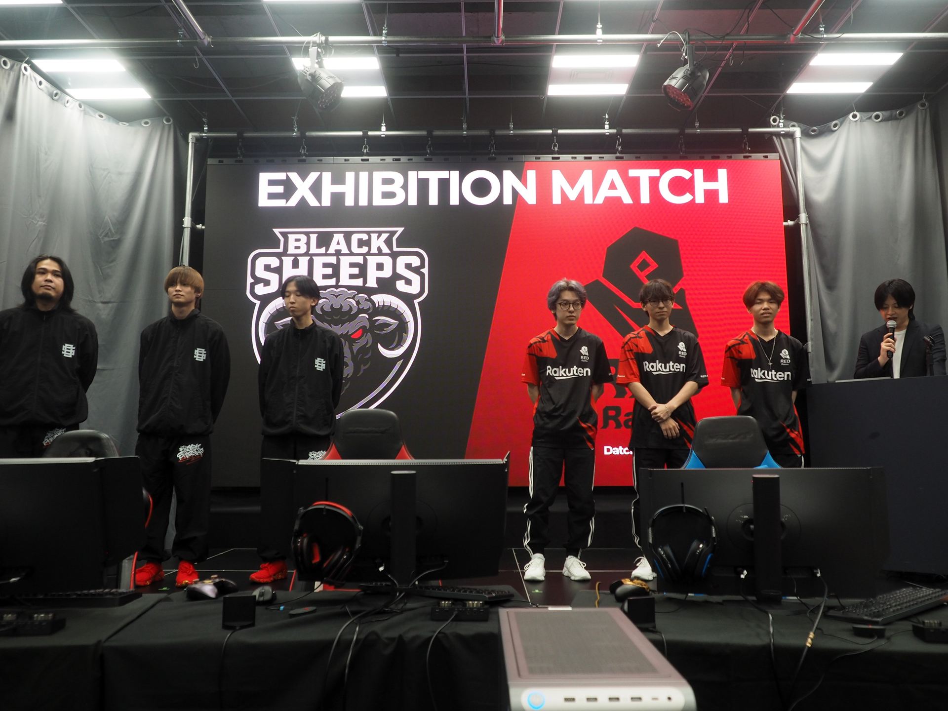 デモの終了後、「Apex Legends」のプロチーム「BLACK Sheeps」と「RED Rams」によるエキシビションマッチが行なわれた