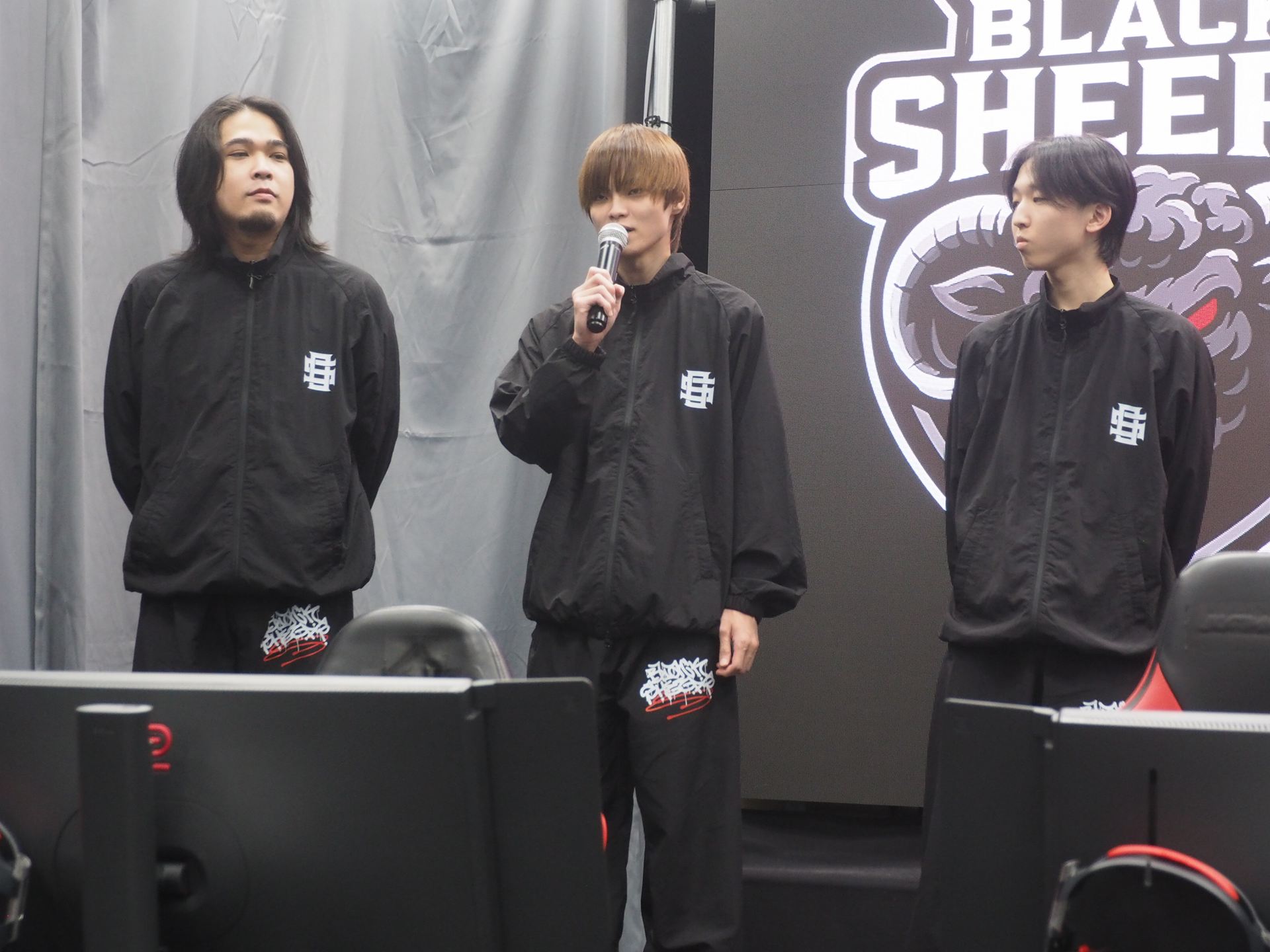 「BLACK Sheeps」のメンバー。左から788選手、Konpotq選手、taniko選手