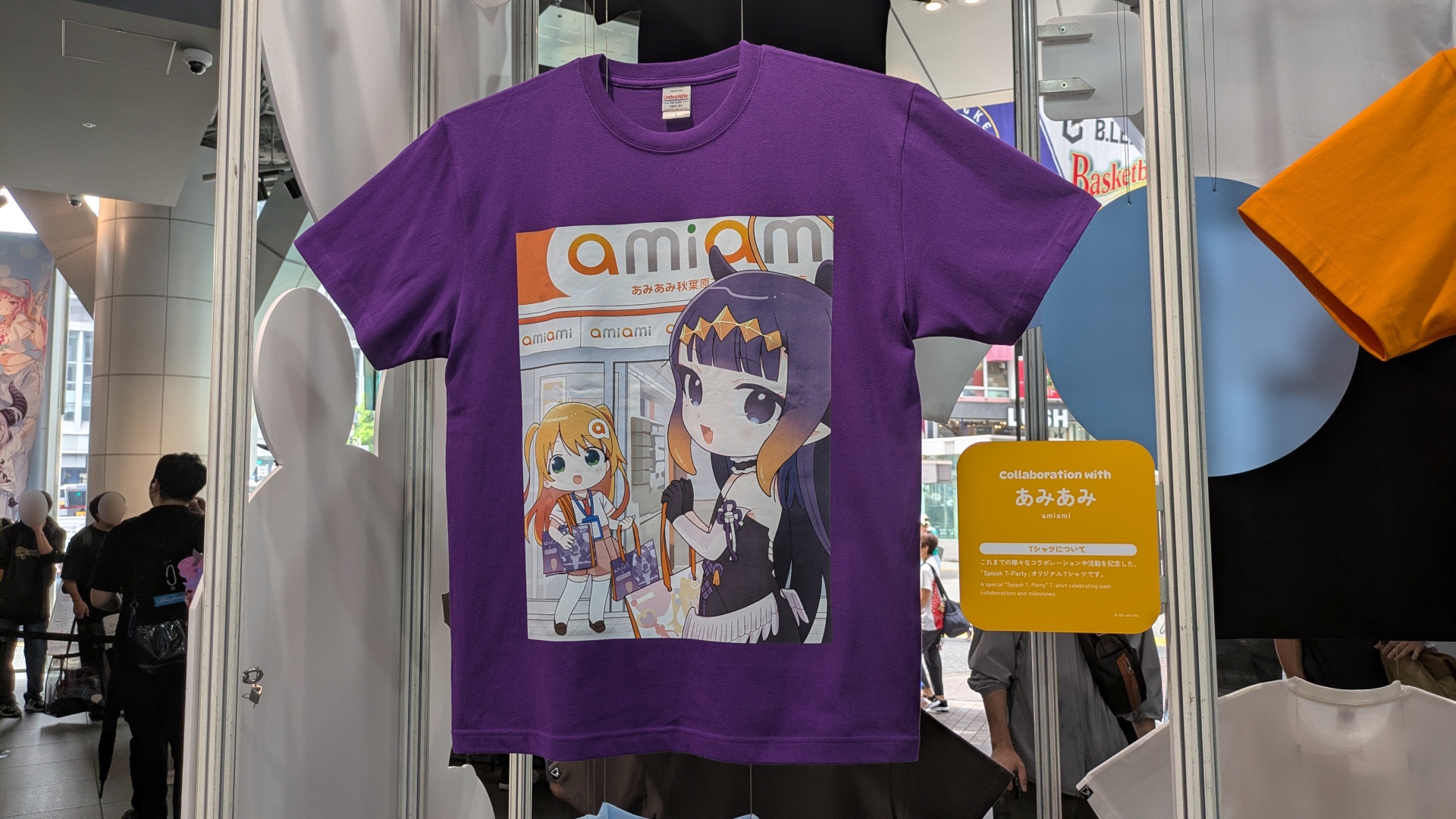 ホロメンのもの、クリエイターによるもの、企業コラボのものなどが入り混じって展示されており、宝探しのような面白さがある