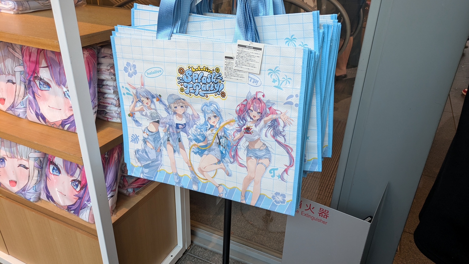 物販コーナーではKVを用いたグッズや過去に販売されたデザインTシャツ、「VTee」コラボTシャツなどが販売されている。「hololive Splash T-Party!」Tシャツは展示のみで現地販売は行なわれないため、購入はオンラインで行う必要がある