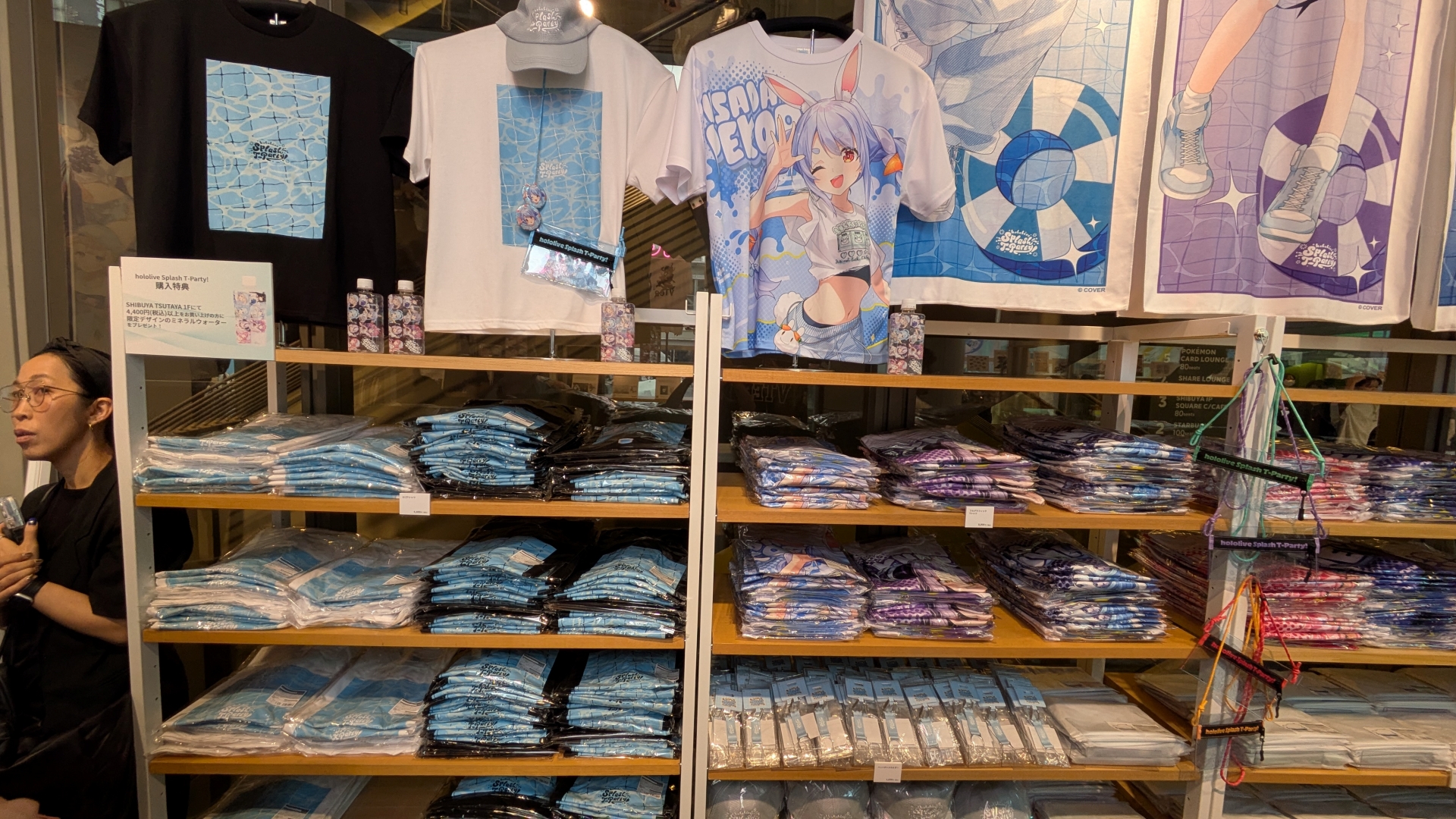 物販コーナーではKVを用いたグッズや過去に販売されたデザインTシャツ、「VTee」コラボTシャツなどが販売されている。「hololive Splash T-Party!」Tシャツは展示のみで現地販売は行なわれないため、購入はオンラインで行う必要がある