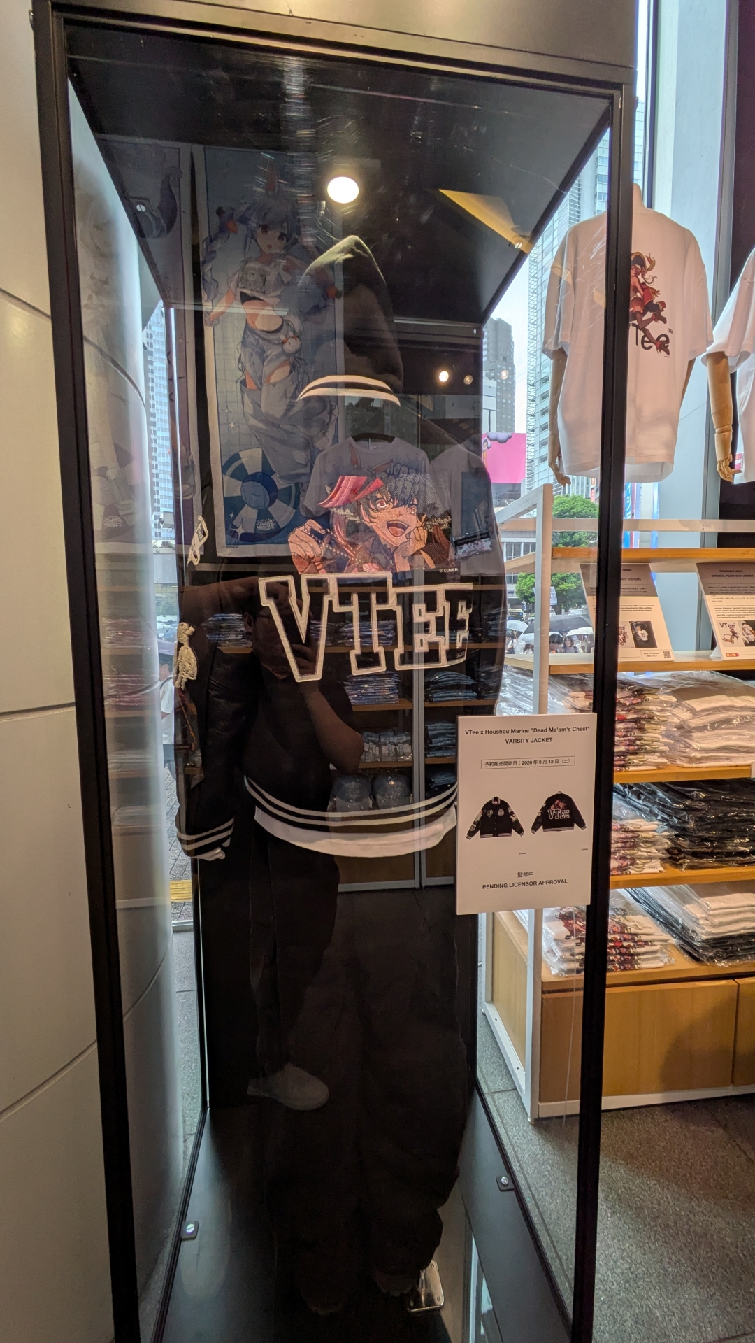 物販コーナーではKVを用いたグッズや過去に販売されたデザインTシャツ、「VTee」コラボTシャツなどが販売されている。「hololive Splash T-Party!」Tシャツは展示のみで現地販売は行なわれないため、購入はオンラインで行う必要がある