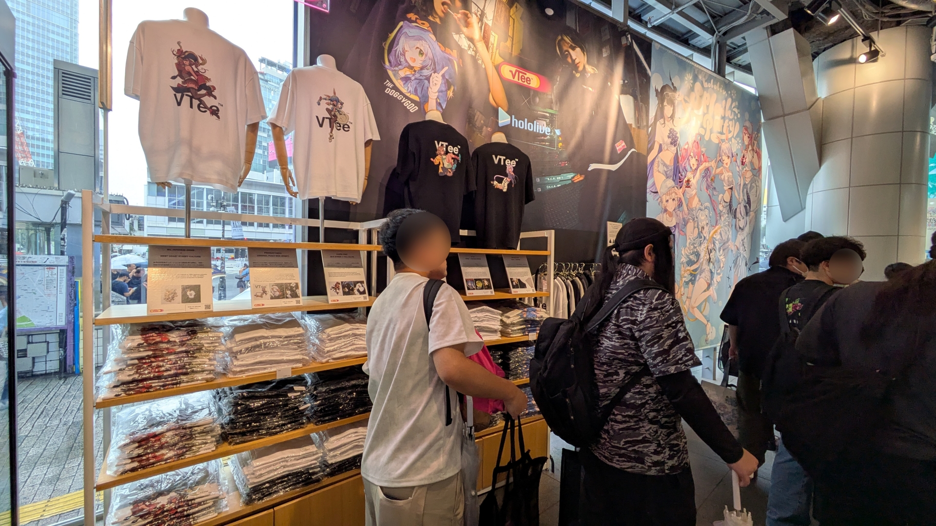 物販コーナーではKVを用いたグッズや過去に販売されたデザインTシャツ、「VTee」コラボTシャツなどが販売されている。「hololive Splash T-Party!」Tシャツは展示のみで現地販売は行なわれないため、購入はオンラインで行う必要がある