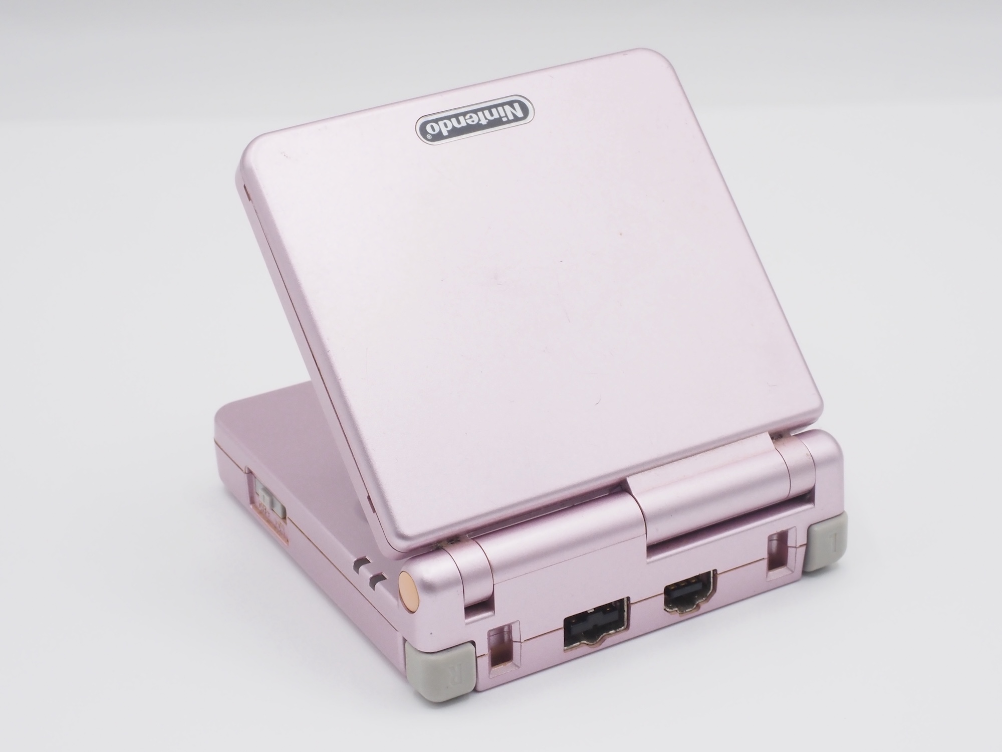 一方で「ゲームボーイアドバンスSP」は充電ケーブルが行方不明。コロナ禍に一度、起動確認はしているのだが、充電ケーブルは大事にしておきたい