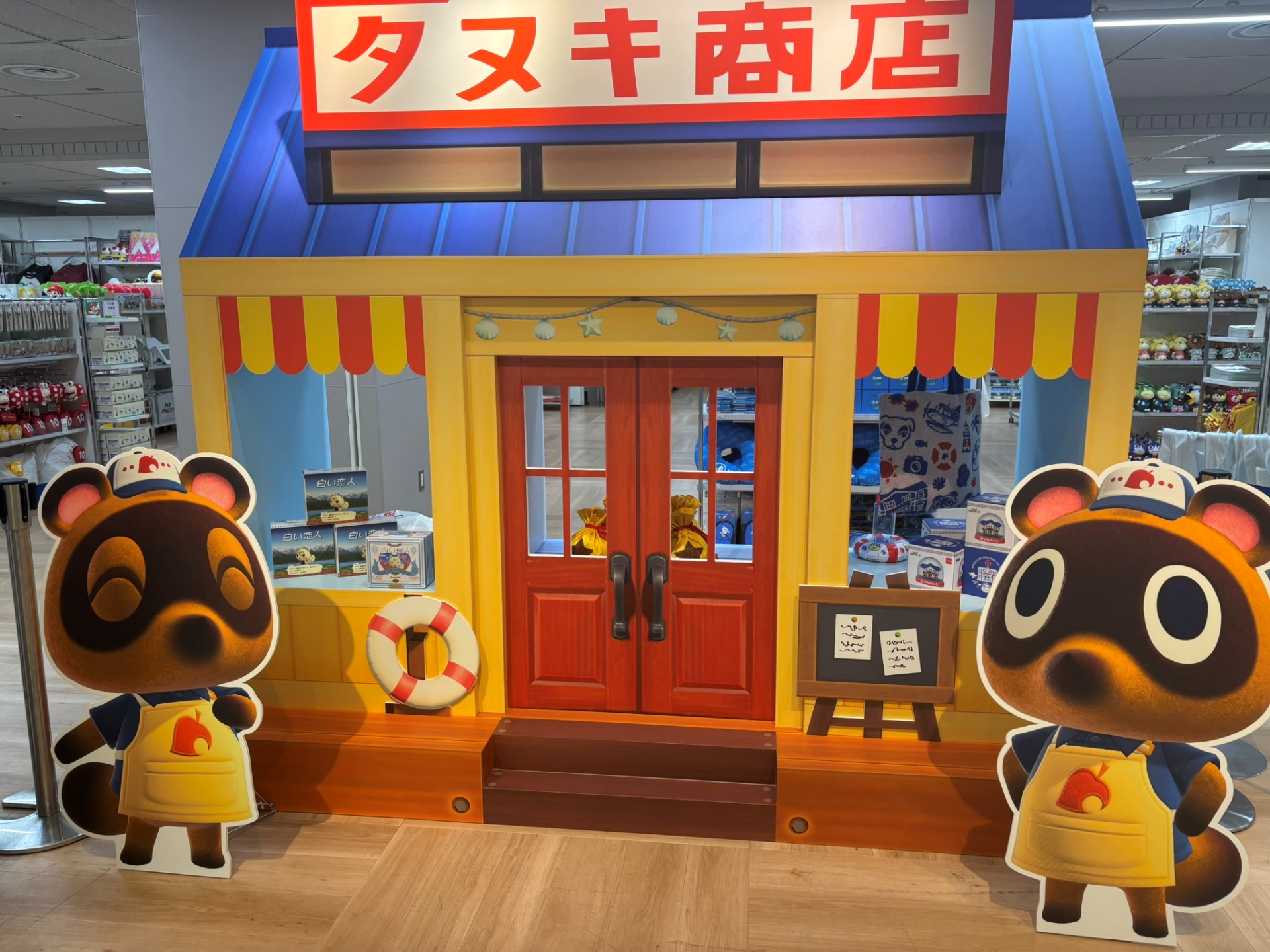 7階催事場のフォトスポット、ふたつめは「どうぶつの森」のタヌキ商店