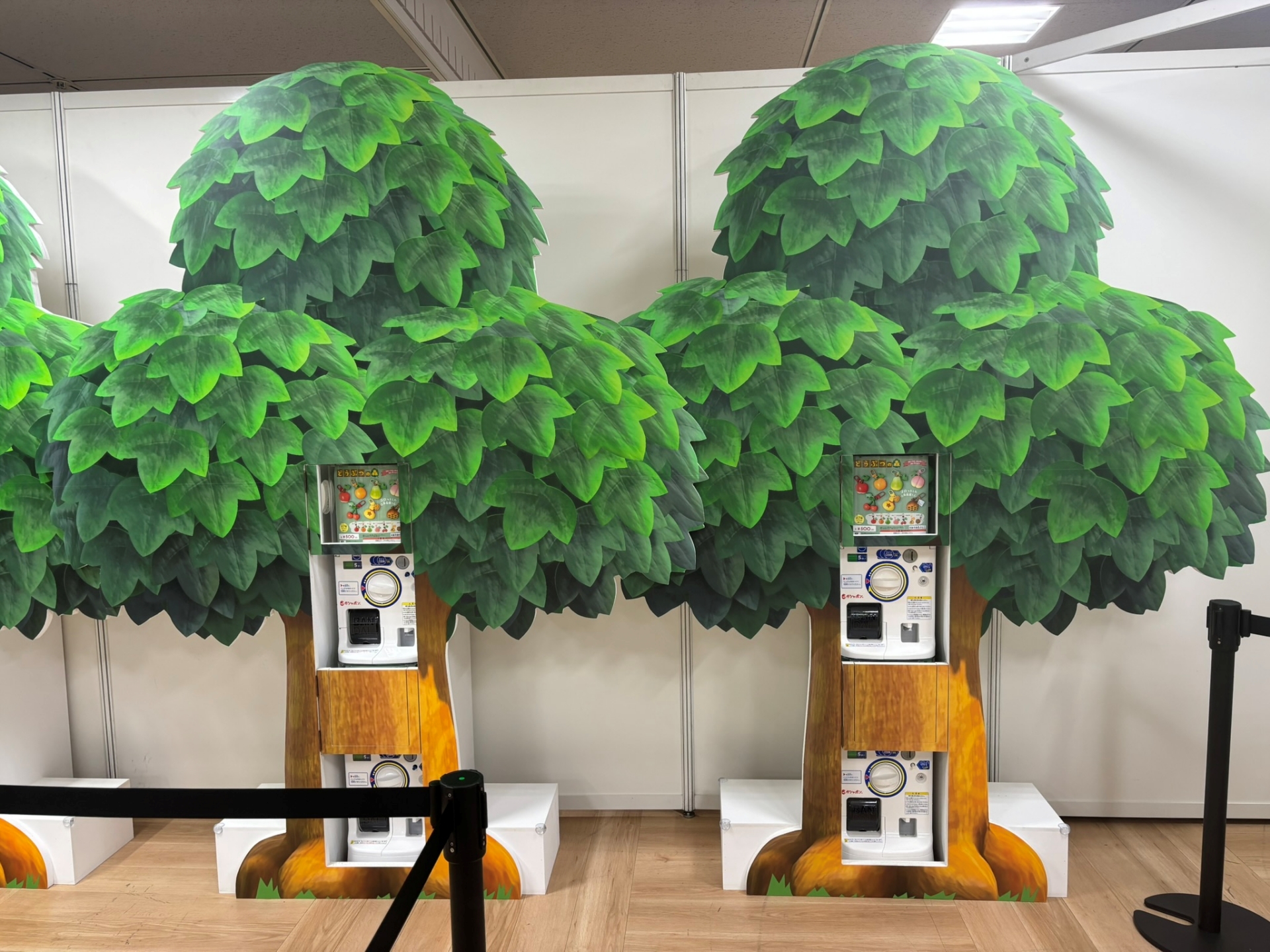 ガチャガチャの周囲を彩る木の装飾は札幌だけの演出とのこと