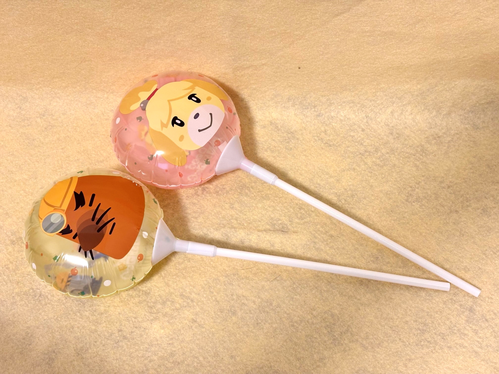 購入特典。5,000円(税込)購入ごとにひとつもらえる、「どうぶつの森」のスティックバルーン