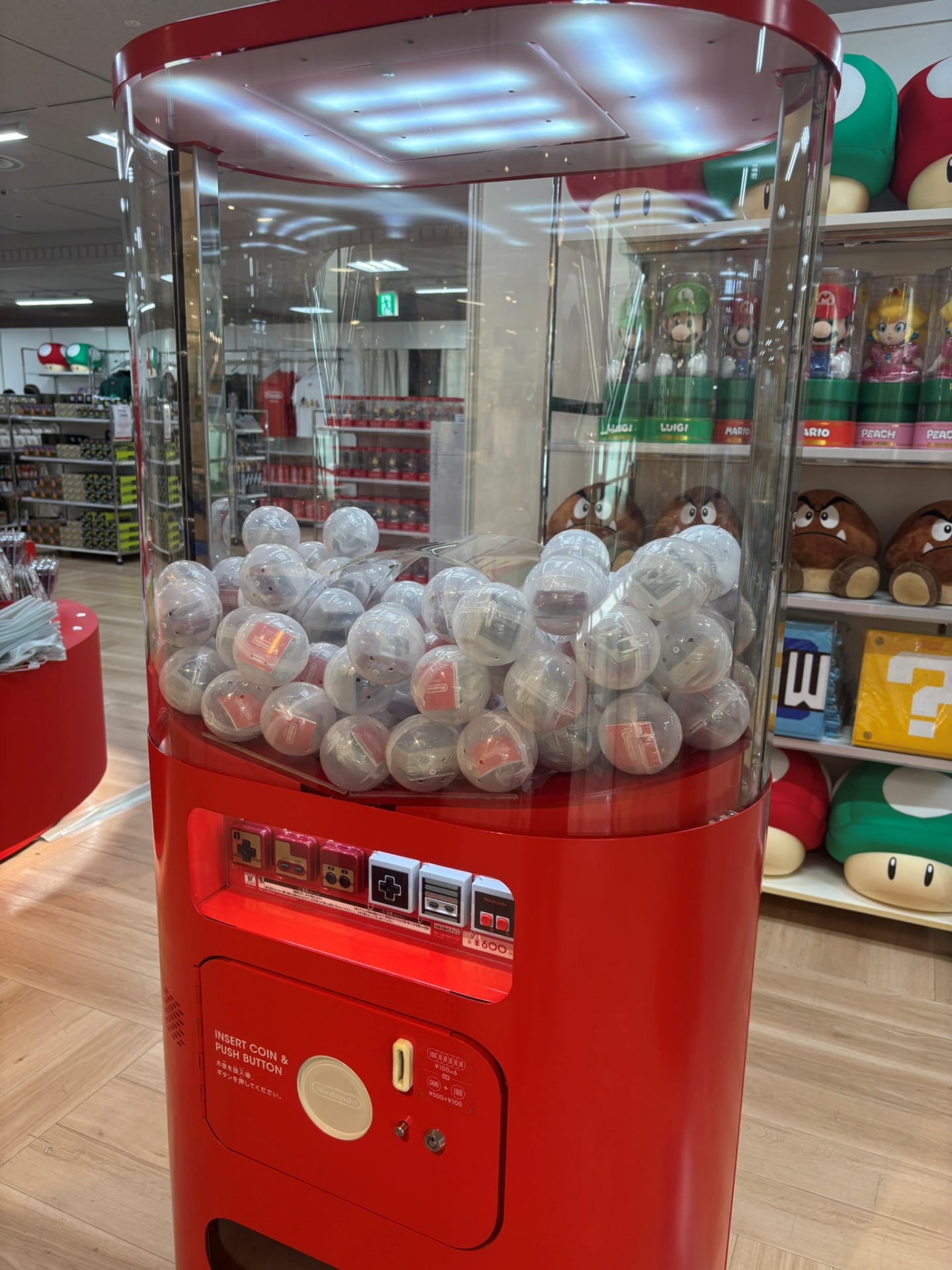 初期の任天堂ハードのコントローラをモチーフにしたカプセルトイ