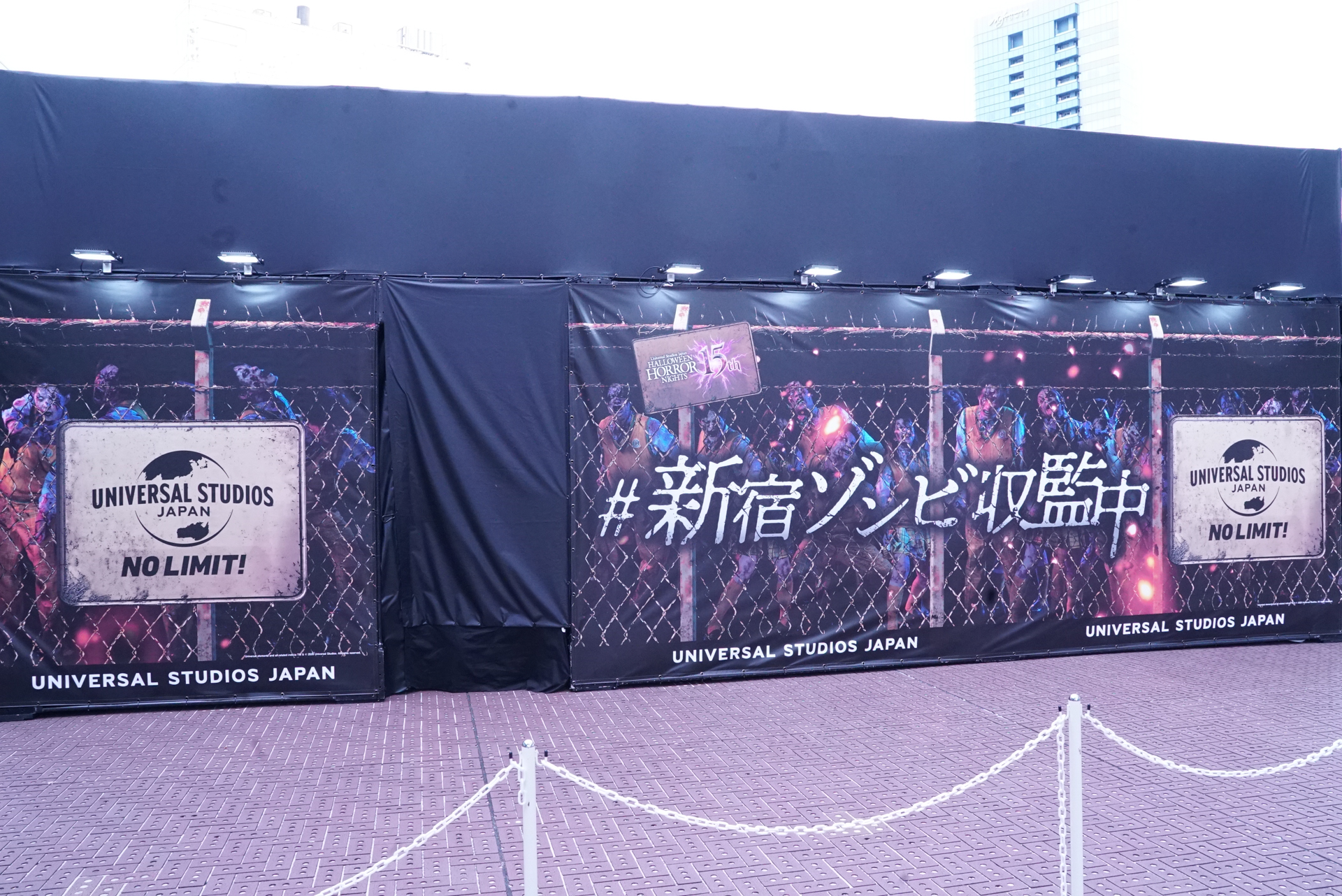 会場の新宿サザンテラス広場。有刺鉄線と金網の向こうにゾンビがひしめく「#新宿ゾンビ収監中」バナーが目印だ