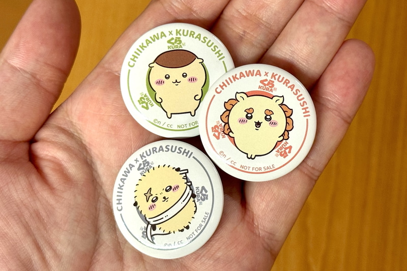 くら寿司のすし皿をイメージしたデザインとなっており、本コラボならではのグッズに仕上がっている