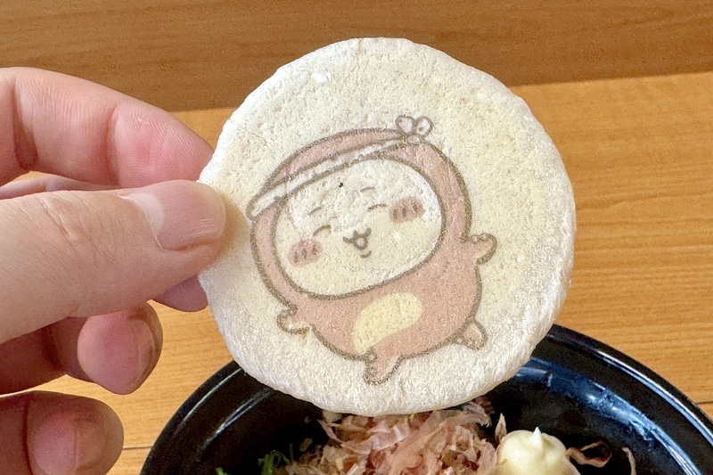 たこぎのちいかわイラストをあしらった特製せんべい。食べるのがもったいないが、むちゃうまなのでぜひ味わっていただきたい