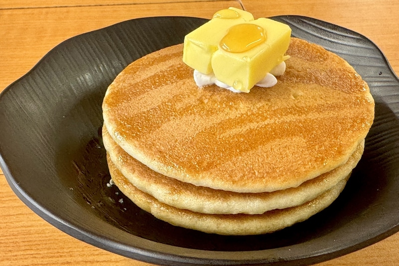 パンケーキは3枚で食べ応えも抜群。バターとメープルシロップをたっぷり絡めれば甘さと塩気の絶妙なハーモニーが口いっぱいに広がる