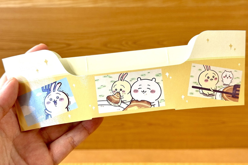 作中シーンが描かれた台座付き