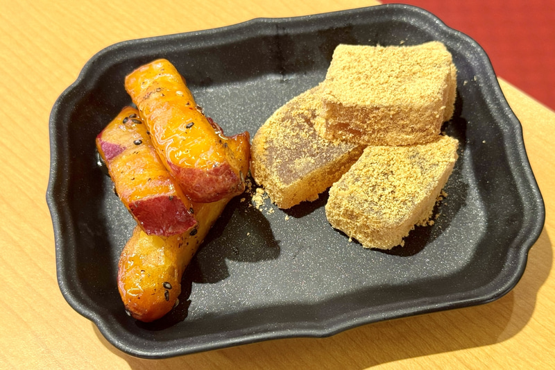 「第2弾 ハローキティ コラボシール付き わらび餅と大学芋」 価格：330円〜