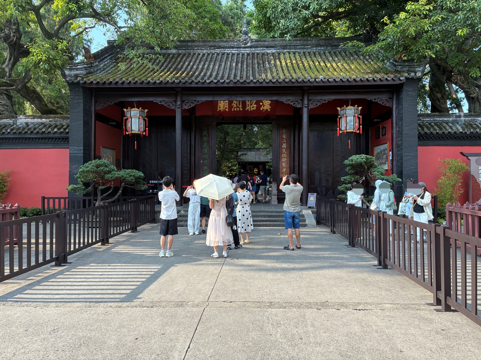 三国志の諸葛亮を祀る「成都武侯祠」。「三国聖地」の石碑もある。周囲は古い街並みを活かした観光スポットにもなっている