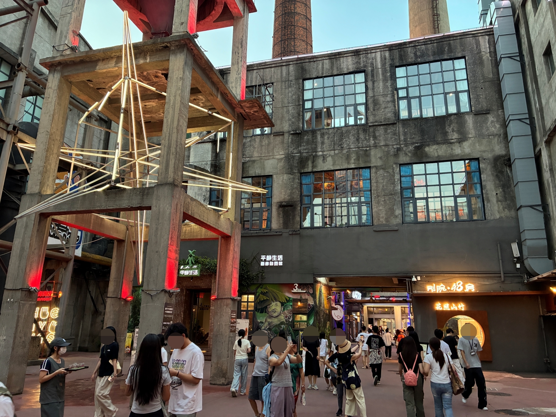中国西部の中心都市である成都。四川料理やジャイアントパンダの街として有名であるほか、工場地帯をリノベートしたクリエイティブパーク「東郊記憶（Eastern Suburb Memory）」など若者に人気のスポットもある。写真は東郊記憶のもの