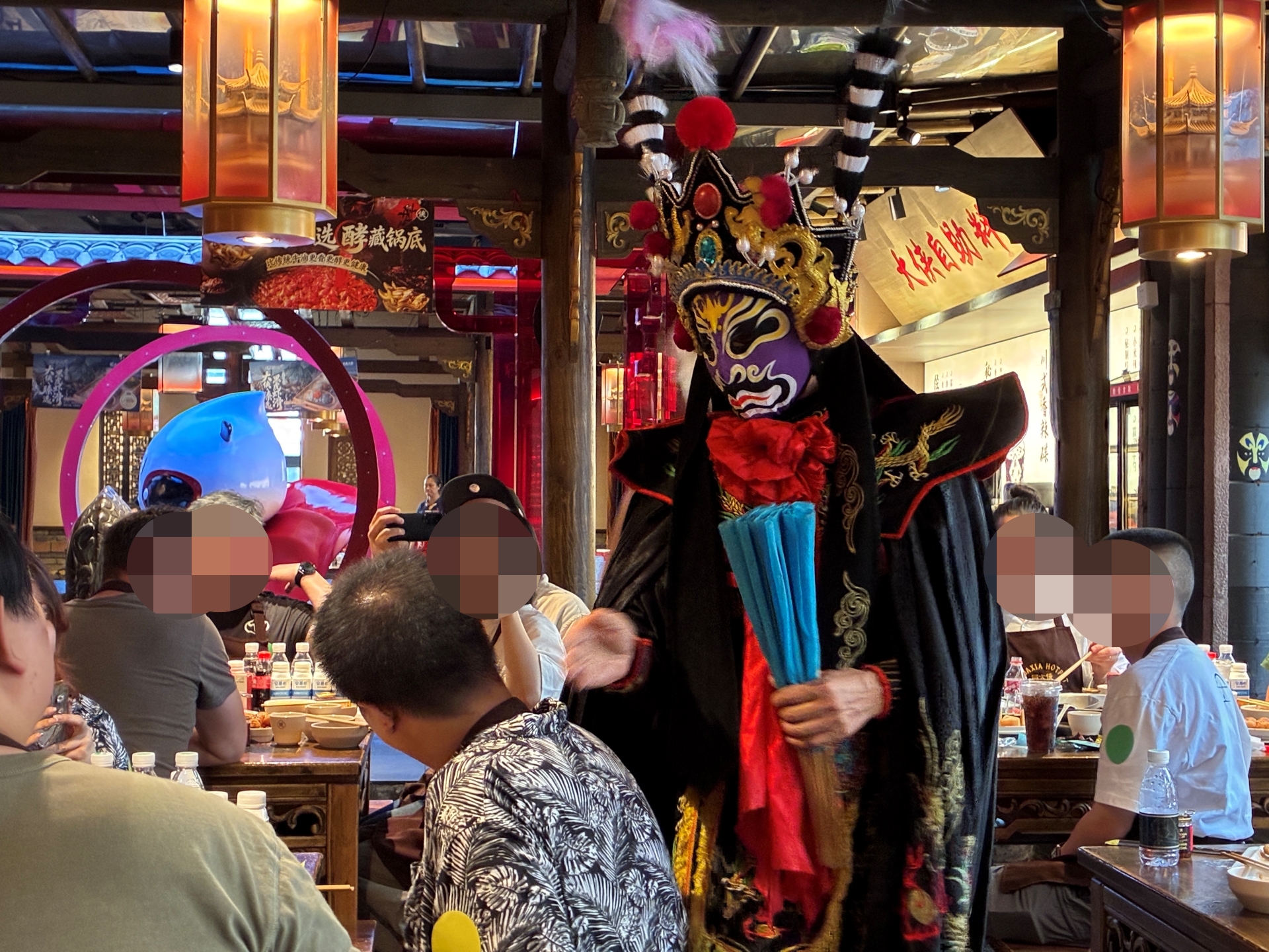 火鍋をはじめとした四川料理が美味しい。店によっては変面ショーも見られる