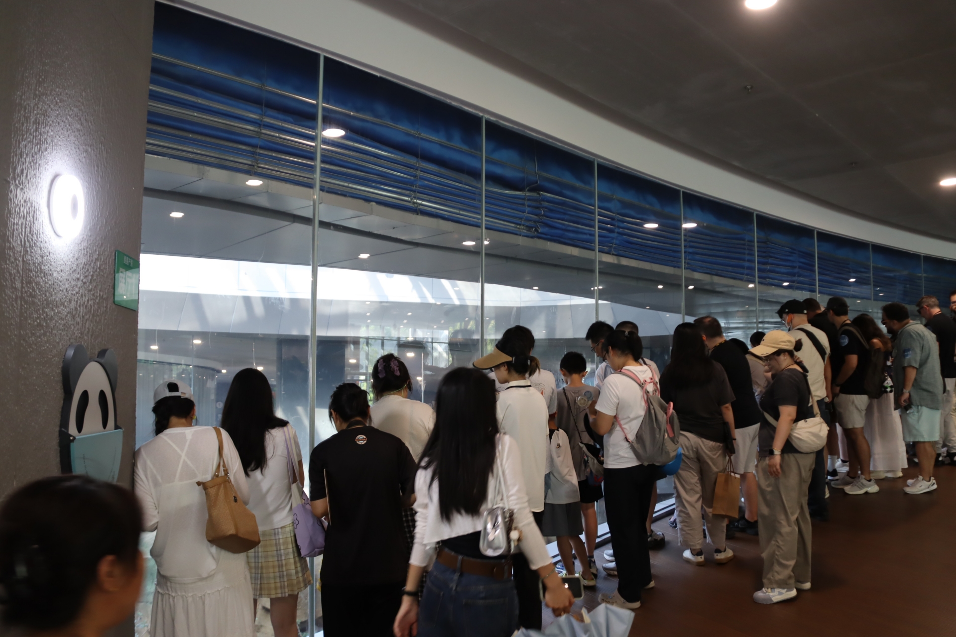 成都と言えば「成都ジャイアントパンダ繁殖研究基地」のパンダ。約260頭が飼育されており、まさにパンダだらけの楽園。夏休み期間ということで、地元の観光客もたくさんいた。お土産やもパンダ一色だった