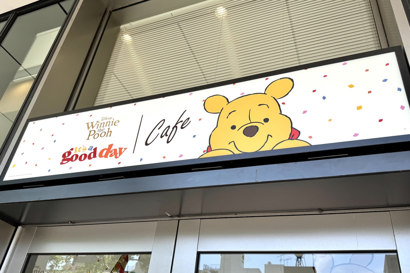 カフェの入り口には看板があるので、目印にするとわかりやすいかと思う