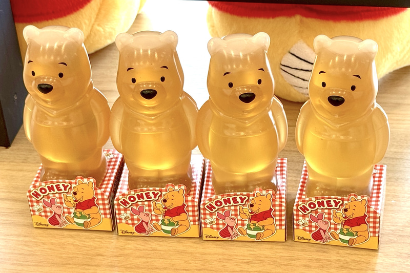 各テーブルに備え付けてあるこちらは、はちみつボトル