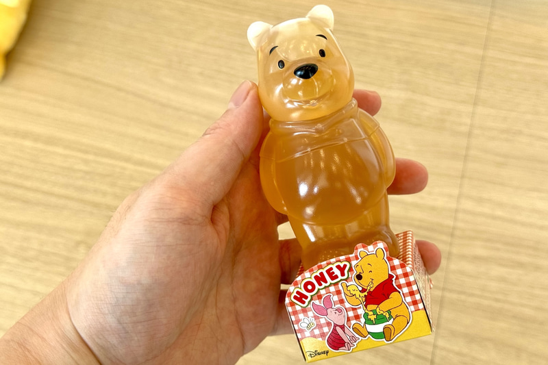 はちみつボトルは店内で購入も可能だ（853円）
