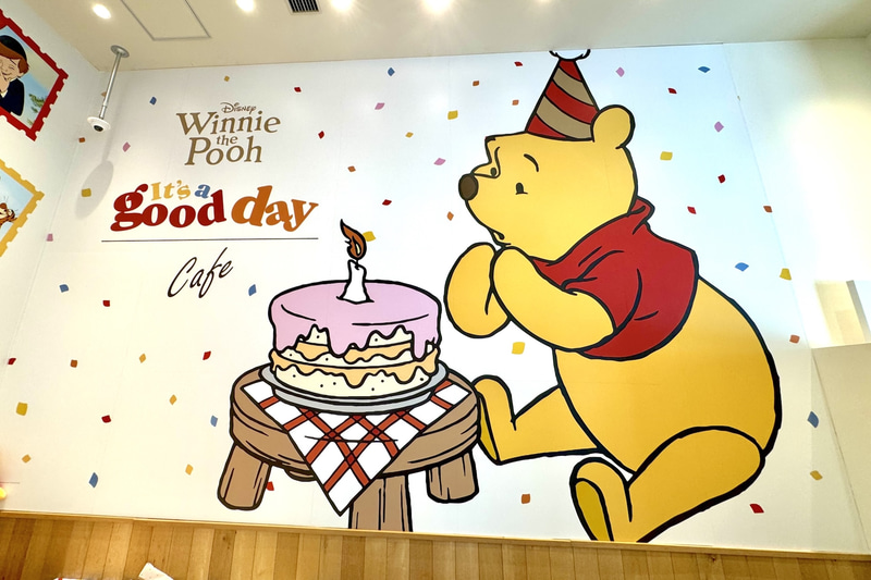 店内は天井が高く、開放感のある空間が広がっている。壁一面に広がるプーさんの装飾は見応えがある