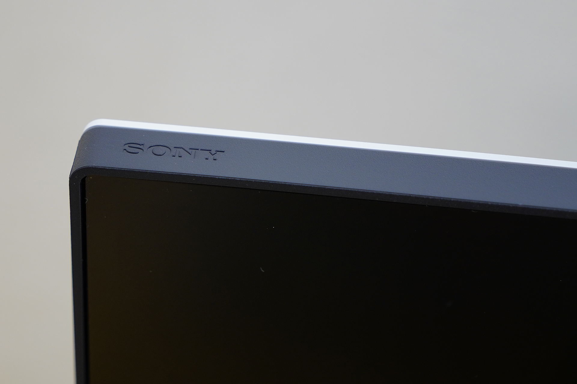 モニターの天面にはSONYのロゴ