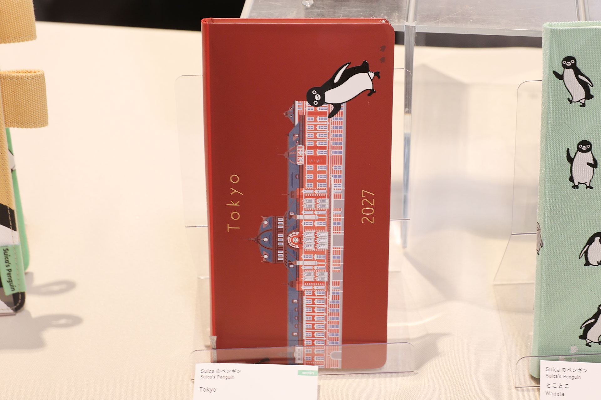 東京駅丸の内駅舎が描かれたweeksの「Tokyo」。価格は3,190円