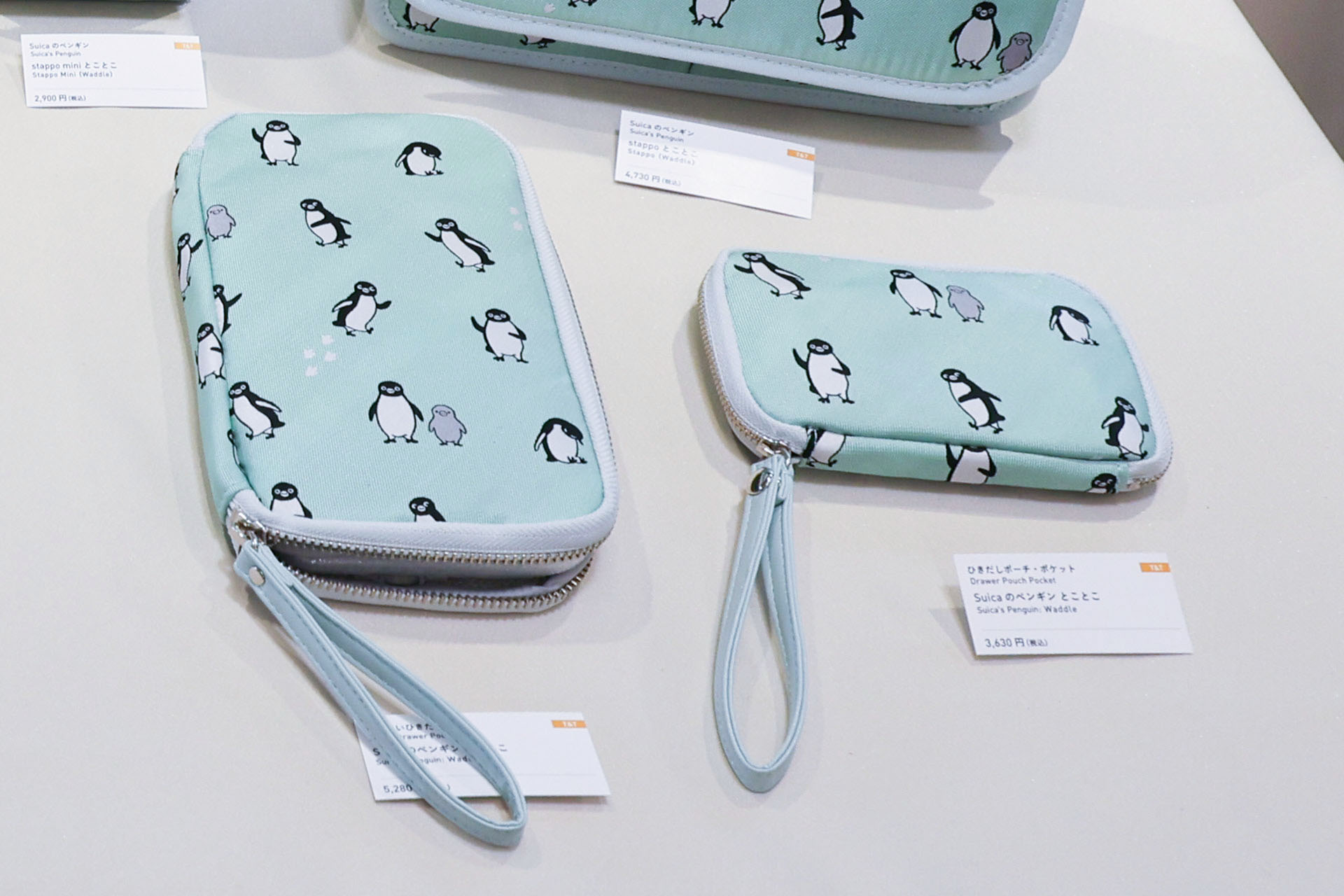 左が「ちいさいひきだしポーチ Suicaのペンギン とことこ」（5,280円）で右が「ひきだしポーチ・ポケット Suicaのペンギン とことこ」（3,630円）