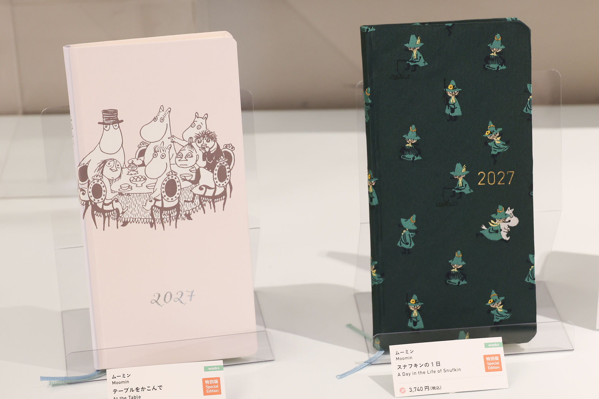 weeksの特別版。左が「テーブルをかこんで」（3,410円）で、右が「スナフキンの1日」（3,740円）