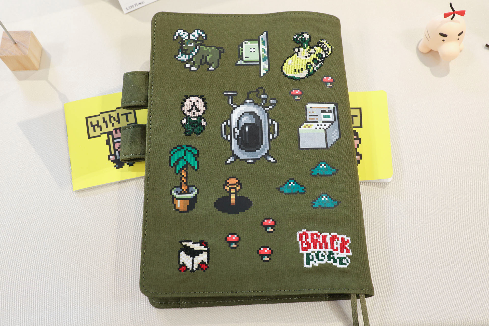 裏面も同様に一部が刺繍になっている