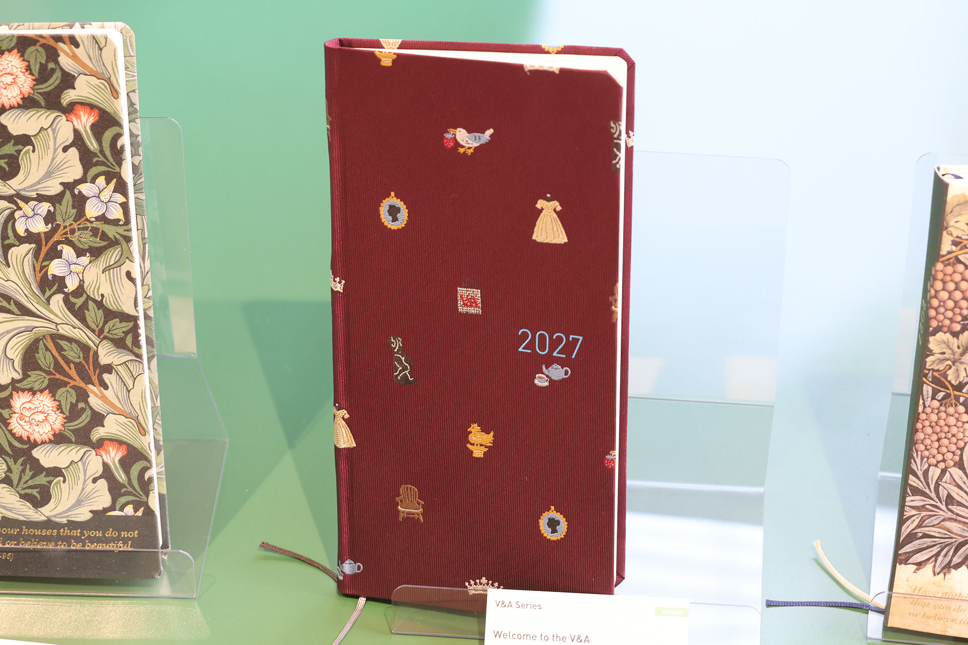こちらは、博物館内のアイテムをアイコン化したデザインのweeks「Welcome to the V&A」。価格は3,520円