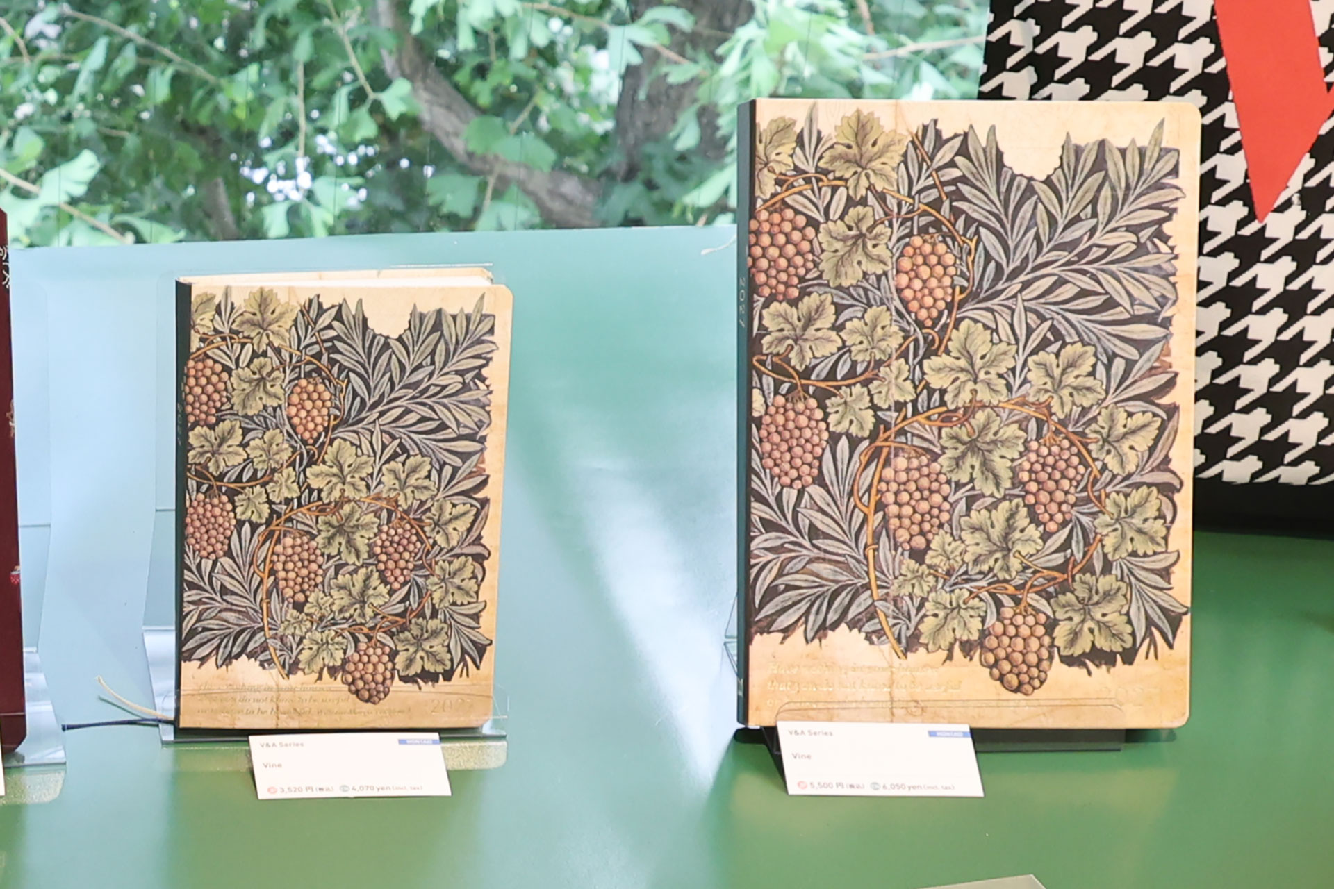 左がHON（A6）「Vine」（3,520円）で右がHON（A5）「Vine」（5,500円）