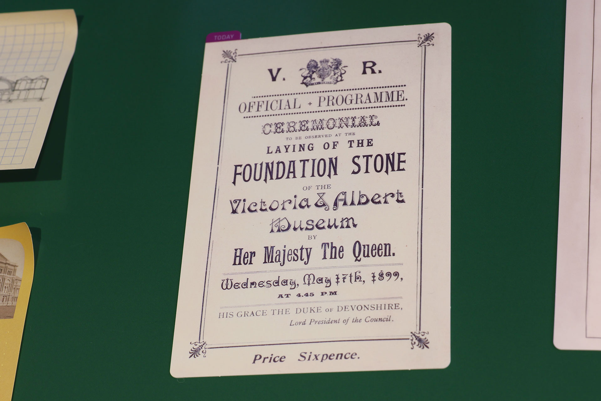 「ほぼ日の下敷き V&A's Foundation Stone Programme オリジナルサイズ用」で、価格は600円