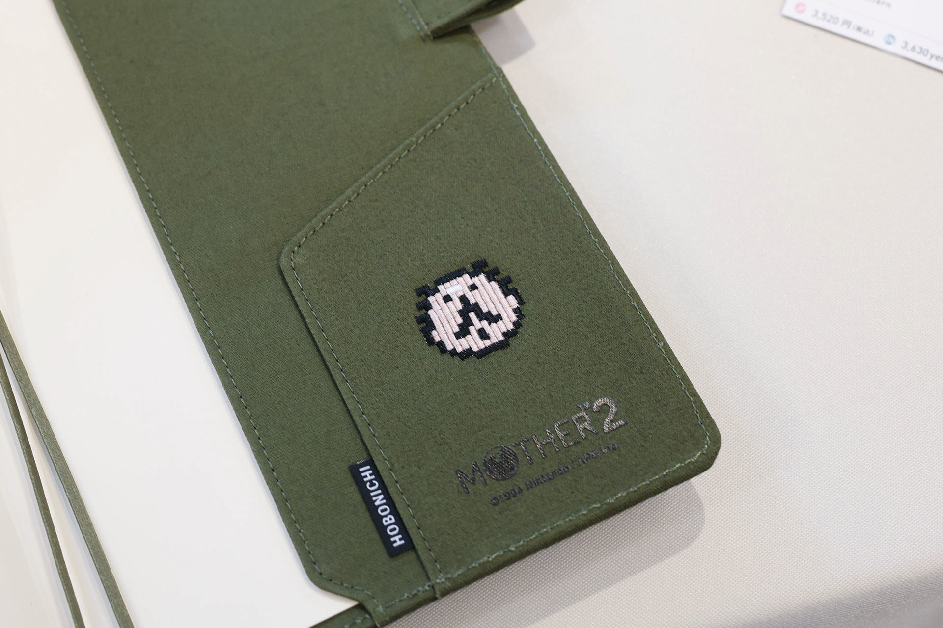 ブリック・ロードの顔だけが刺繍で再現されている