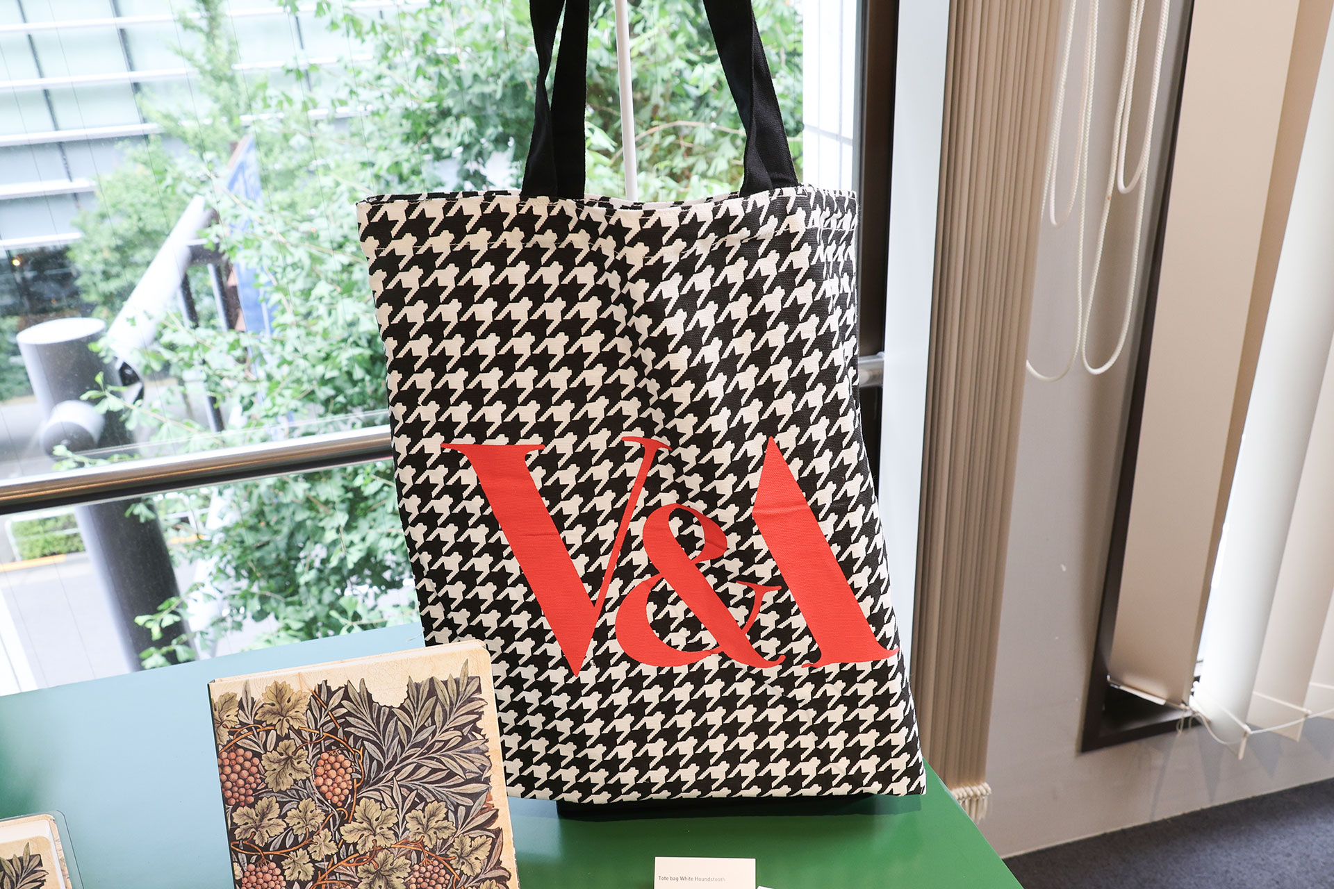 公式のトートバッグ「Tote bag White Houndstooth」もほぼ日で販売される。価格は2,750円