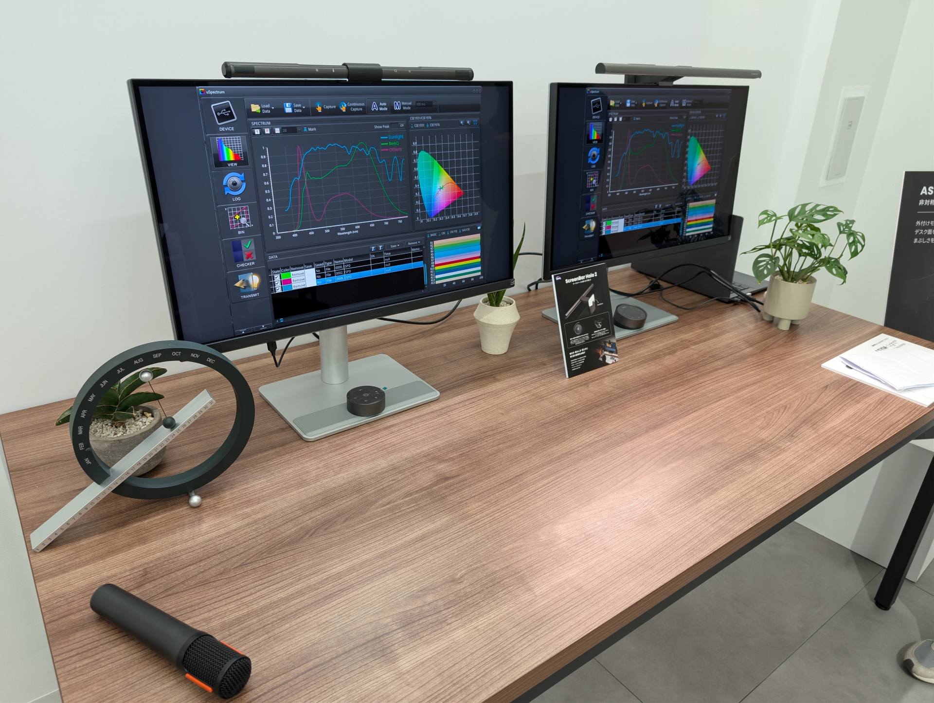 発表会では競合他社製品も並べて展示。「ScreenBar」シリーズの優位性をアピールした