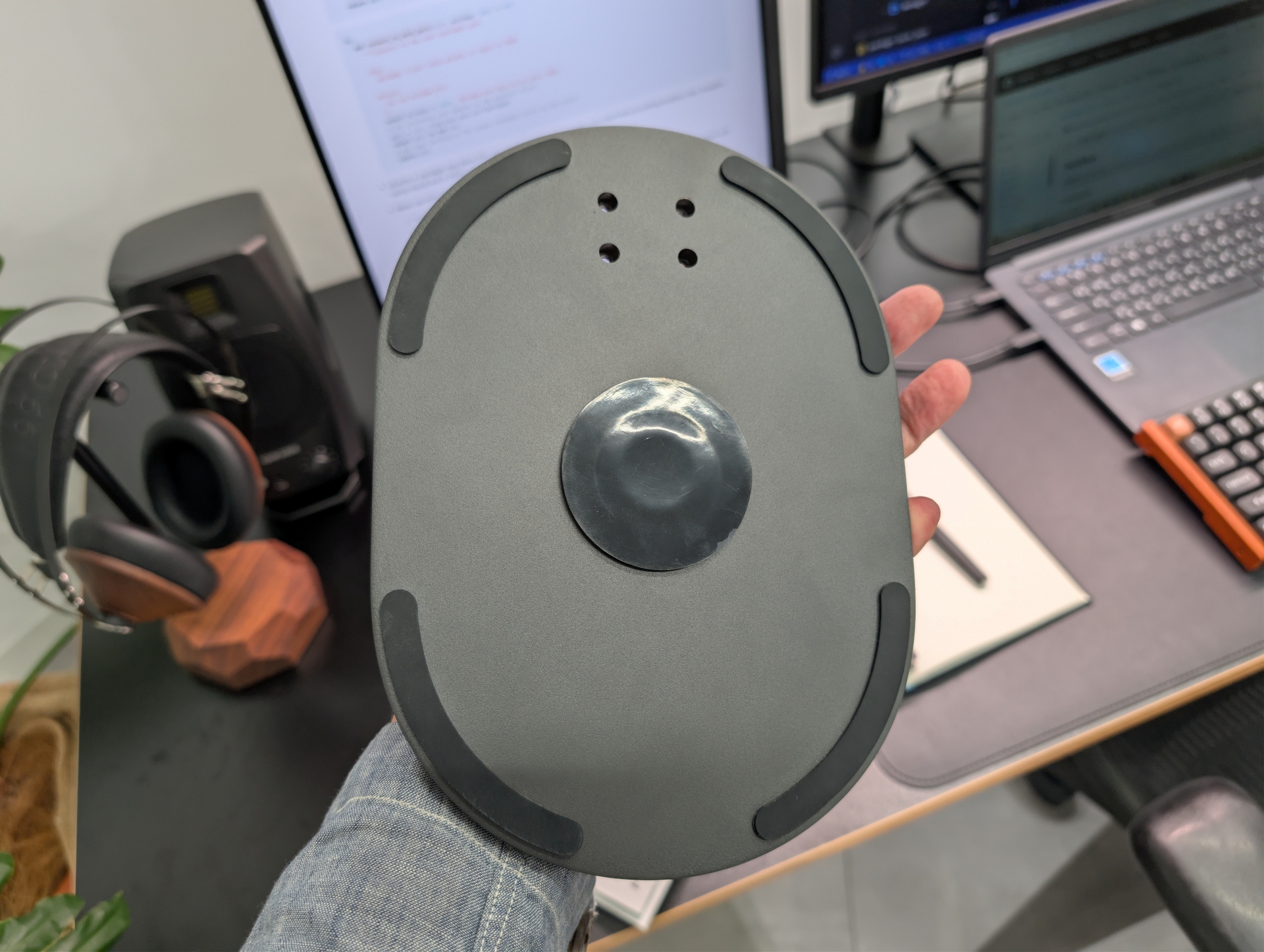 裏面には滑り止めなどを備える。なお、重量はかなりずっしりと重めだ