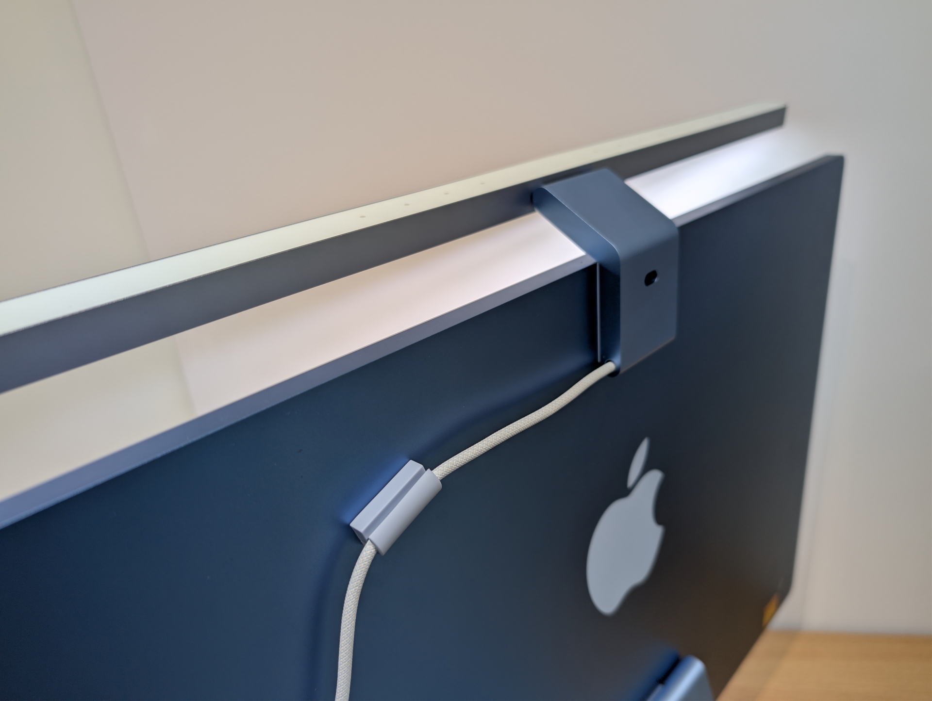 ケーブル中間点には「マグネットケーブルオーガナイザー」を装着。「iMac」背面にマグネットでケーブルが固定できる仕組み