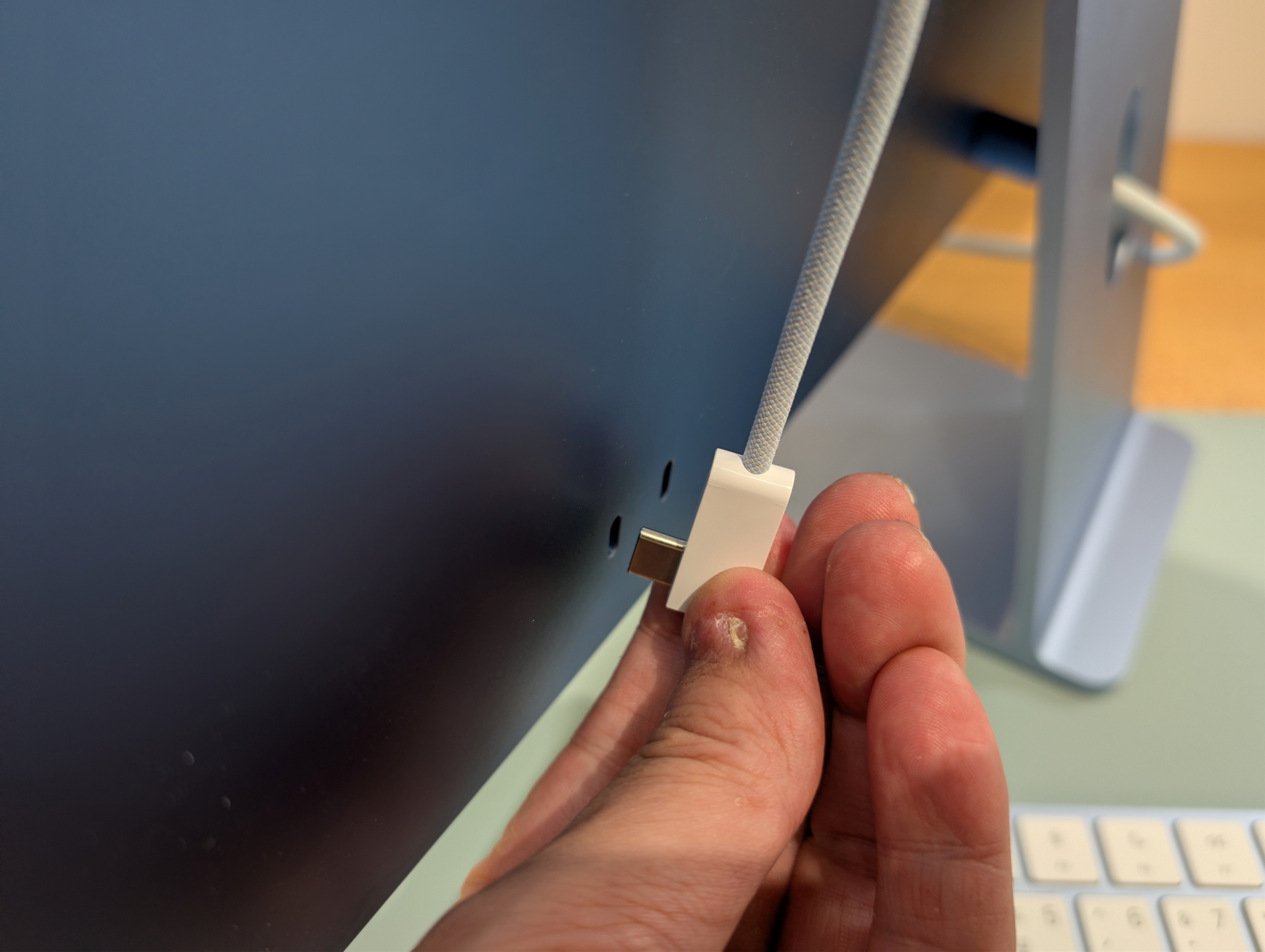 電源は「iMac」背面のUSB Type-Cから給電する