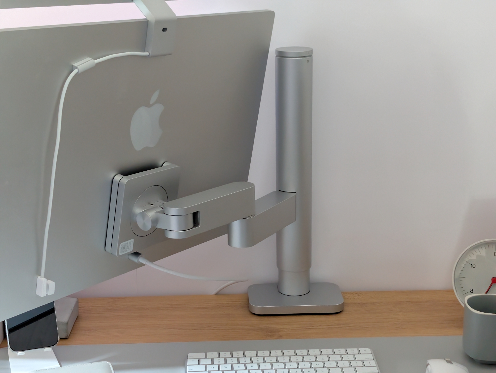 「iMac」との親和性を重視したモニターアーム「Studio Arm AM02」