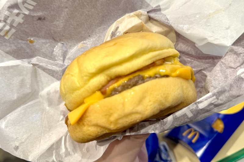新登場の「炙り牛すき焼き風月見」を試食。ふわもち食感のバンズがかなり良い仕事をしていると感じた