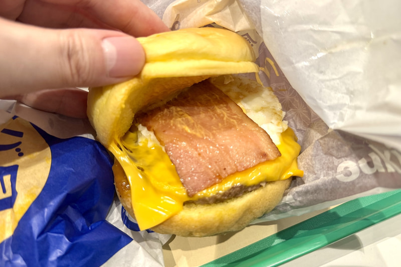 お店でひとつずつ蒸し焼きにしている国産たまごを月に見立てた従来の「月見バーガー」仕様に加え、この写真だと見えないがパティの下にすき焼きフィリングが敷いてある