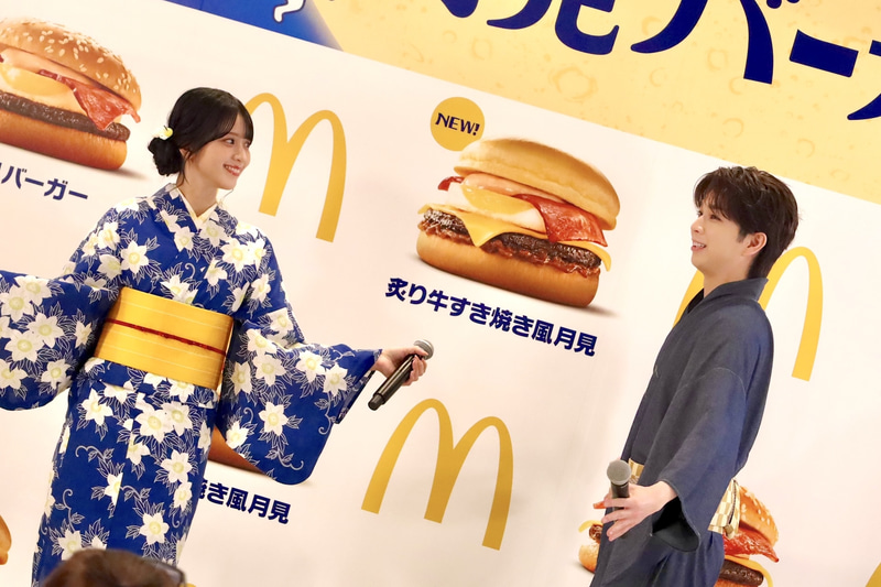 塩﨑さんと佐々木さんはお月見の季節に合わせた浴衣姿で登場