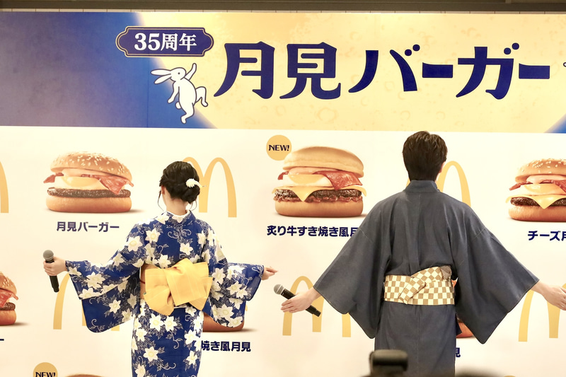 塩﨑さんと佐々木さんはお月見の季節に合わせた浴衣姿で登場