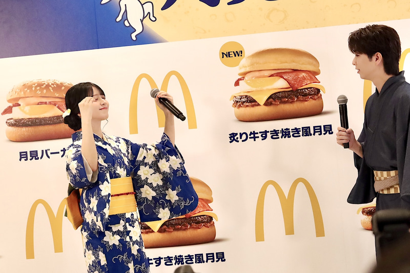 一方で佐々木さんは「北海道産バターとあんことおもちの月見パイ」にちなんで「おもち」というお題に挑戦。とにかく何かを伸ばしているような仕草を見せた